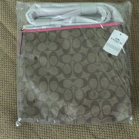 NWT Coach File Crossbody in Sig Coated Canvas - Picture 3 of 8